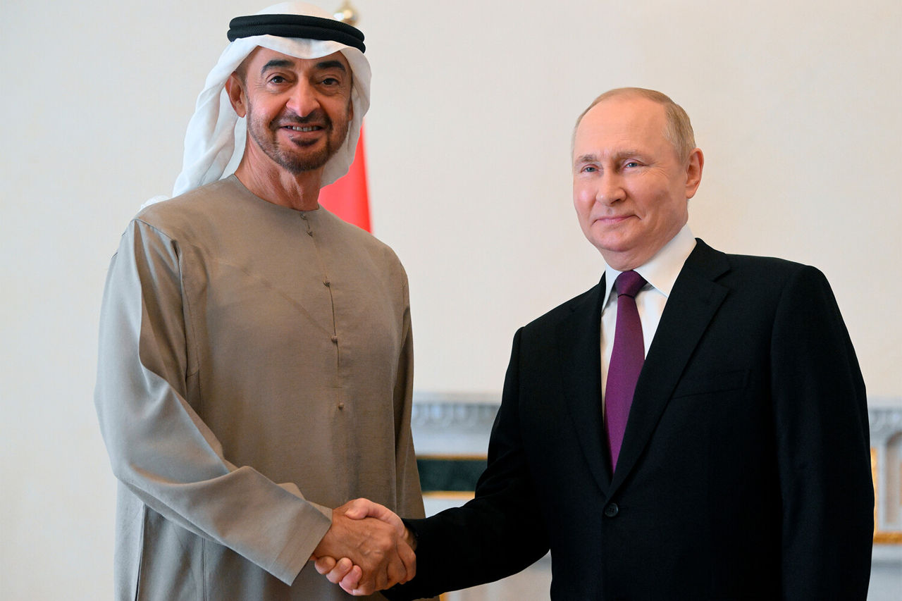 Путин обсудил с президентом ОАЭ попытки Запада ввести лимит цен на нефть.