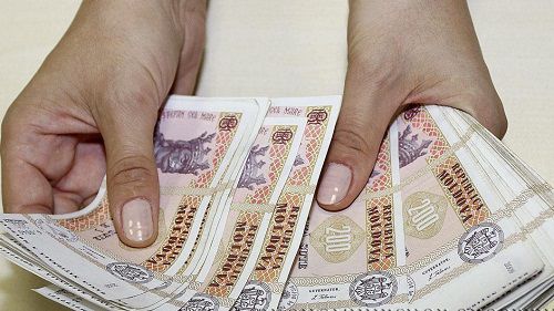 Евро стал дешевле на 13 банов и торгуется по 22 лея 28 банов.