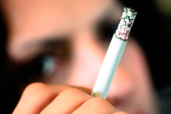 Fumatul poate fi unul dintre factorii care contribuie la dezvoltarea psihozelor. Foto: activenews.ro