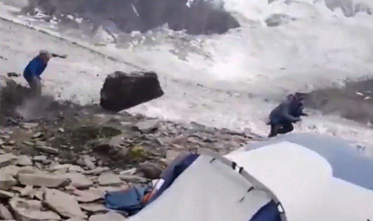 Группа альпинистов поднималась на гору Спантик в Каракоруме (Пакистан). 