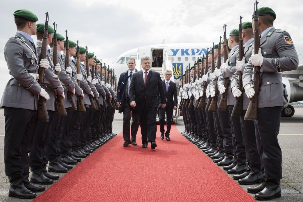 Президент Украины Петр Порошенко прибыл в Берлин.