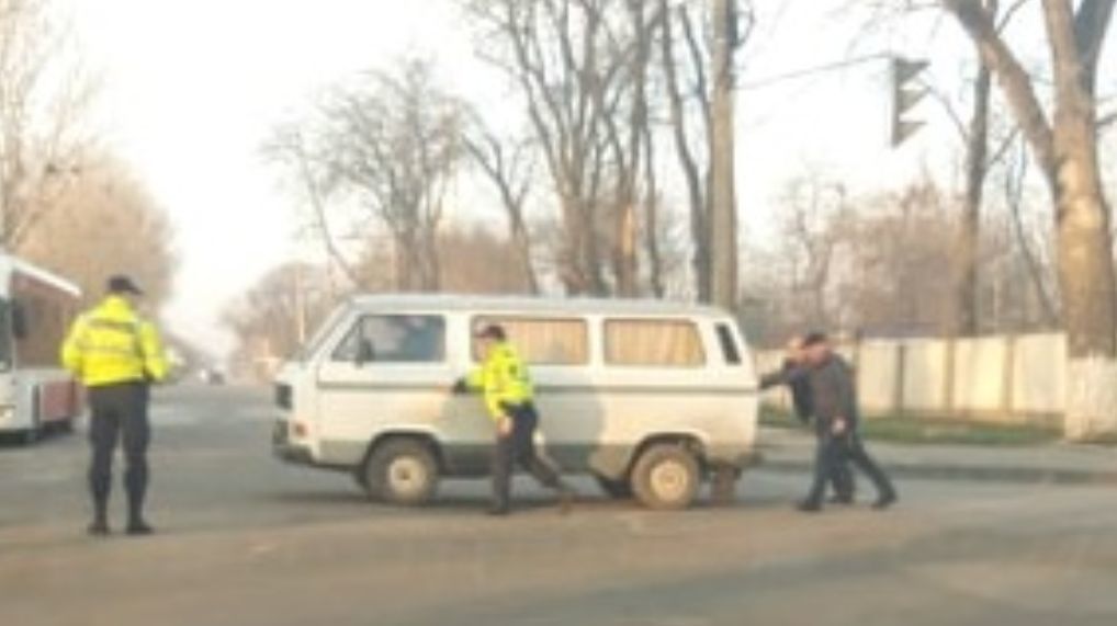 В Бельцах несовершеннолетний угнал микроавтобус, чтобы покататься по городу.