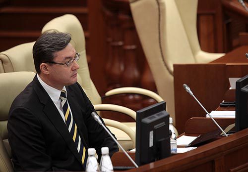 De asemenea, la grup au fost afiliaţi şeful Direcţiei juridice a Secretariatului Parlamentului, Ion Creangă, şi adjuncţii preşedintelui APG, Demian Caraseni şi Alexandr Tarnavschi.