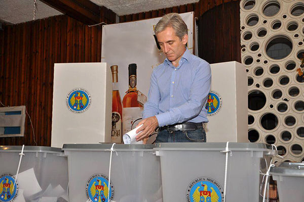 Iurie Leancă a votat în oraşul Ialoveni, unde îşi are viza de domiciliu.