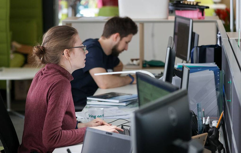 В IТ-секторе Молдовы работает меньше женщин, чем мужчин, и их заработки ниже.