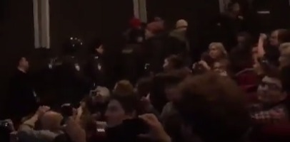Зрителей вывели, а полиции пришлось вызвать подкрепление.