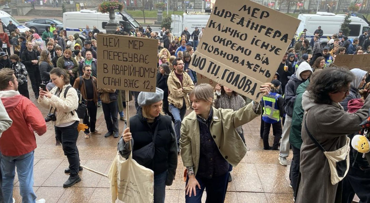 Сотни жителей Киева вышли на акцию протеста против мэра Кличко.