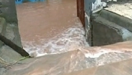 Meteorologii avertizează că ploile vor continua şi în următoarele zile.