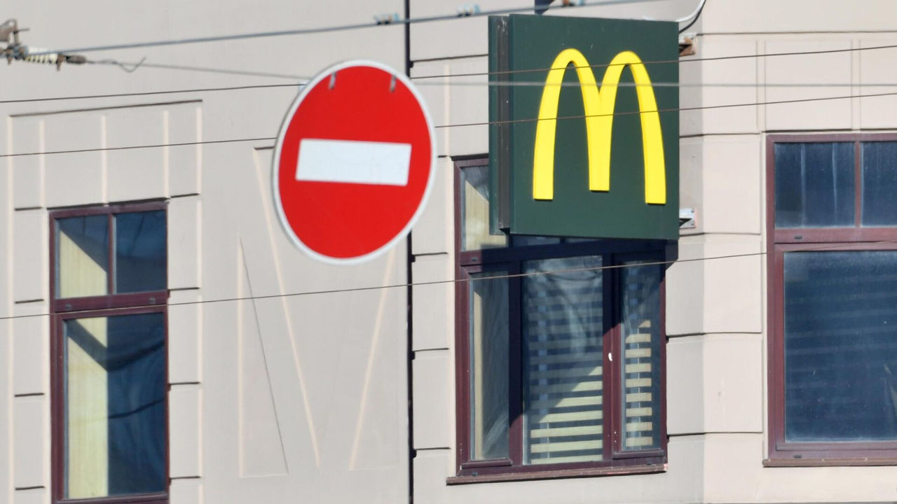 Компания McDonald's заявила, что намерена продать весь свой бизнес в России.