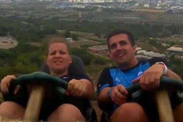 Мужчина поймал падающий телефон во время катания на американских горках.