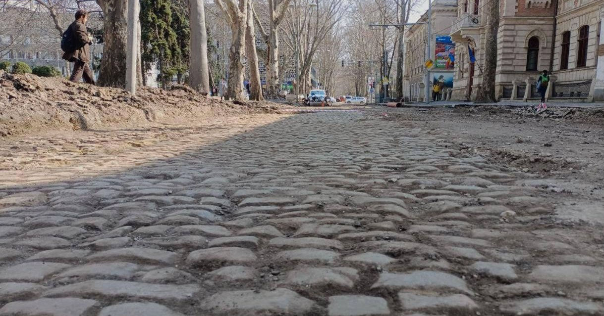 Участок улицы 31 Августа, где нашли брусчатку, станет пешеходным.