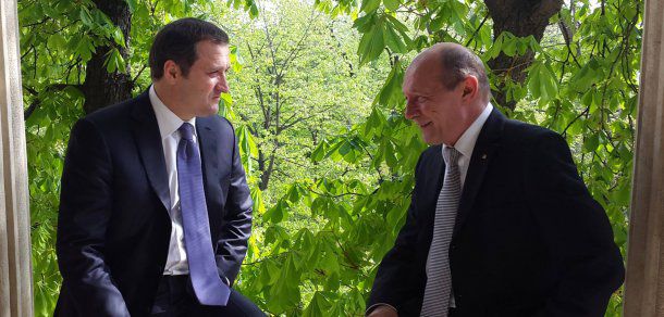 Vlad Filat a fost decorat cu Ordinul Naţional „Serviciul Credincios", în grad de Mare Cruce pe 25 noiembrie 2014, de Traian Băsescu. Foto: caleaeuropeana.ro