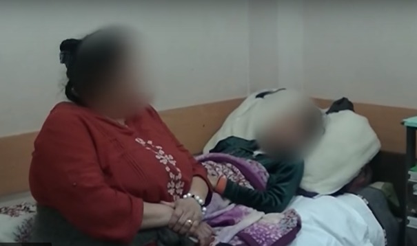 Месяц назад девочку госпитализировали после избиения одноклассниками, ее родители подали жалобу в полицию.