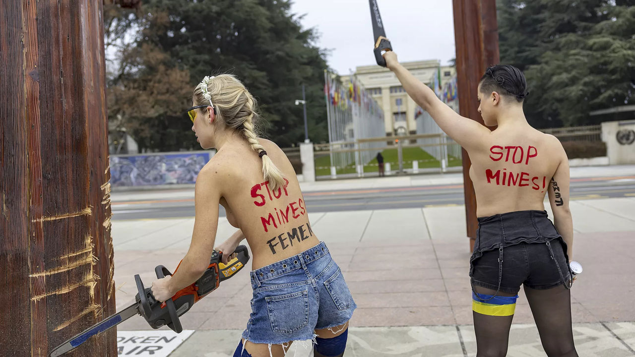 Activistele FEMEN din Geneva au deteriorat un monument de la Palatul Națiunilor.