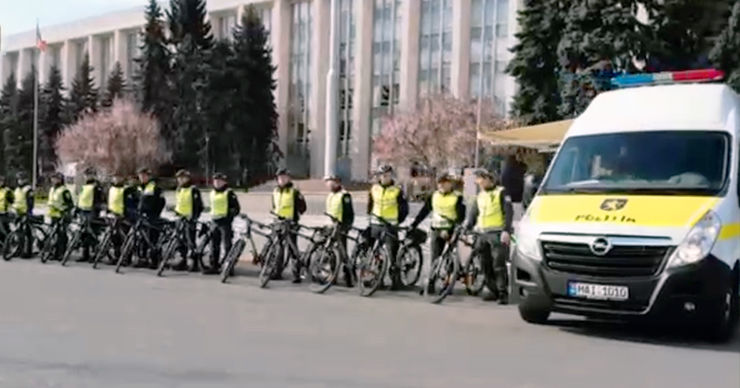 Полиция провела флешмоб в рамках профилактики краж велосипедов.