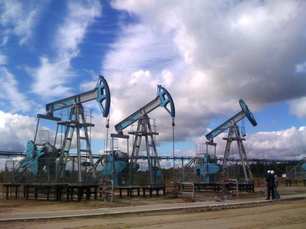 Цены на нефть продолжают падать из-за борьбы производителей за долю рынка.