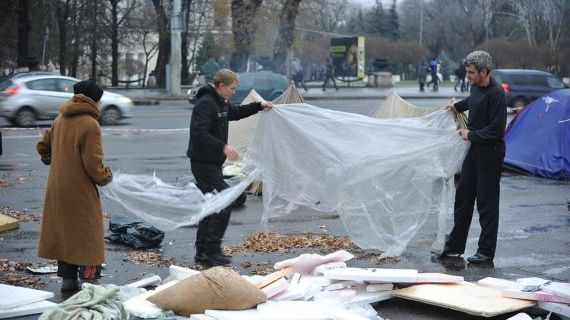 Городок модернизируется в целях подготовки к зиме и митингу 29 ноября. Фото: Константин Григорицэ