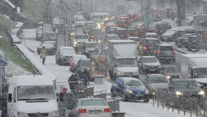 Ninsorile abundente au dat peste cap traficul aerian din capitala Rusiei, Moscova. 