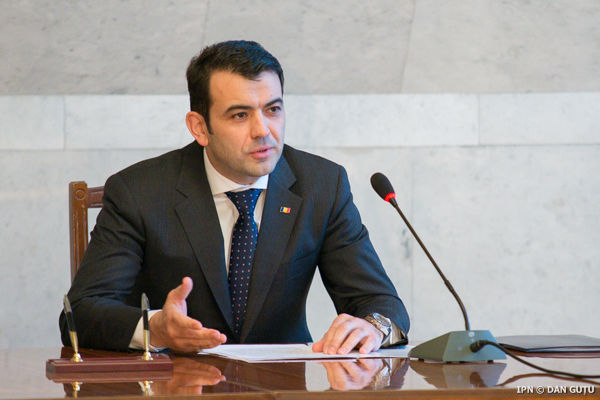 Кроме того, премьер потребовал координировать подобные решения в будущем.