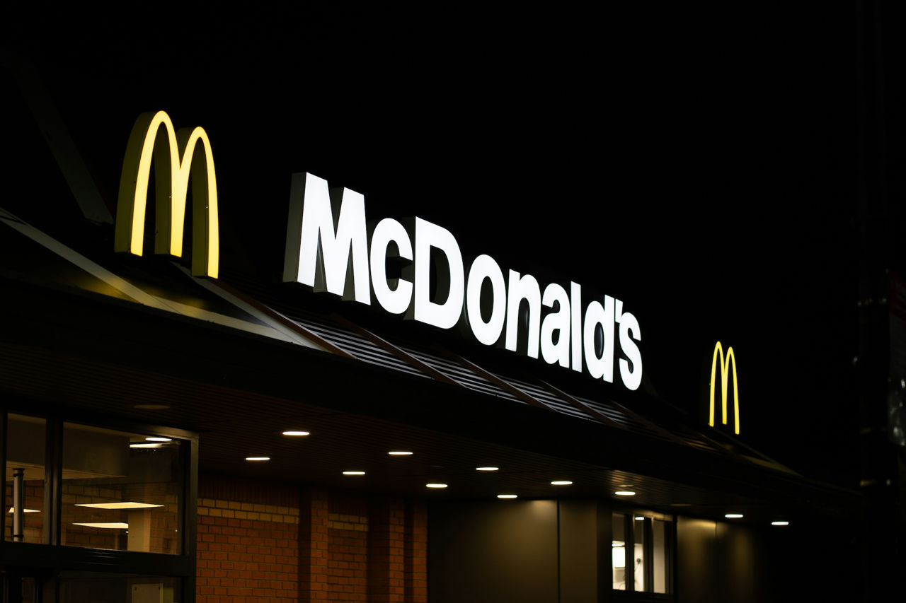 McDonald's в Австралии сокращает часы завтрака из-за дефицита куриных яиц.