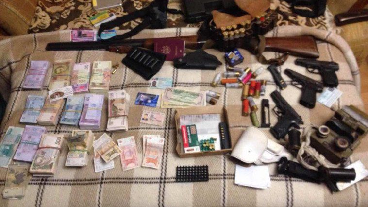 SIS a reținut în flagrant un traficant de arme. Foto: sis.md