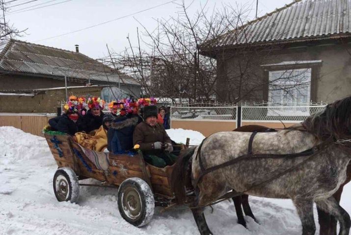 Ранним утром все группы колядующих отправляются в церковь на праздничное богослужение.