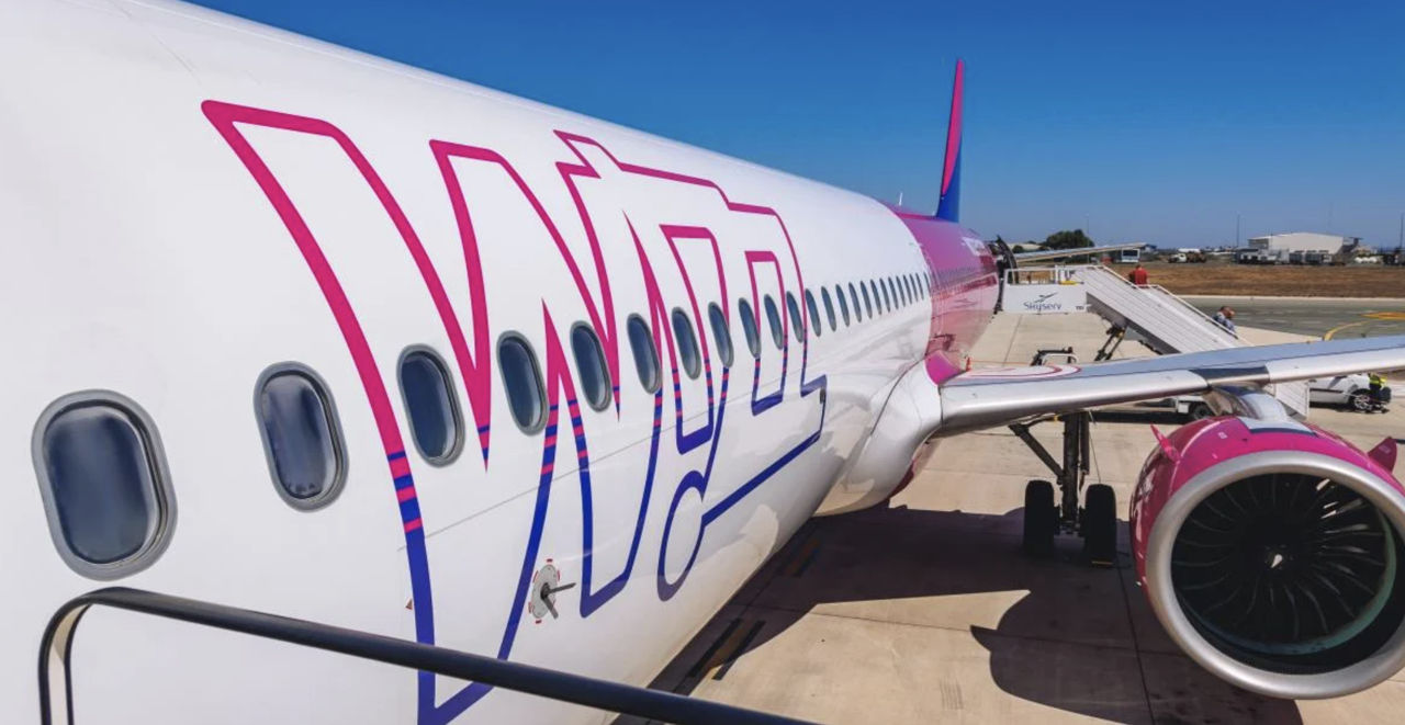 Рейс Wizz Air остановили перед самым взлетом: стюардесса заметила трещину.