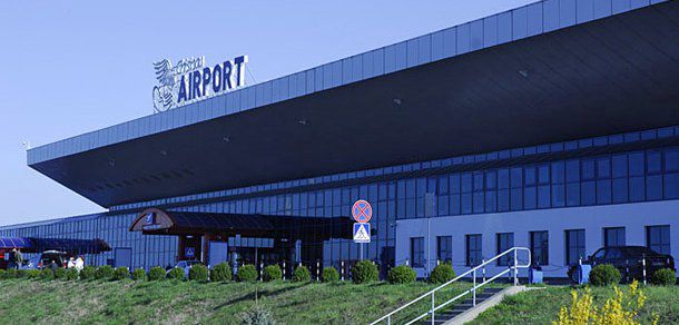 3 jurnaliști ruși au făcut azi cale întoarsă de pe aeroportul Chișinău. Foto: media.publika.md