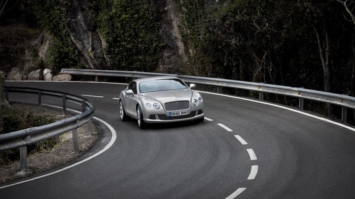 Un Bentley a fost jefuit pe o autostradă în Franța. Foto: goodwp.com