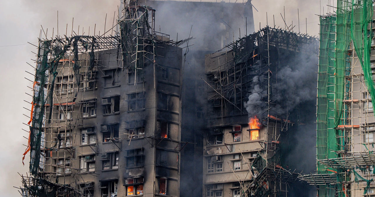 Ancheta privind incendiul din Hong Kong se intensifică: Opt persoane au fost arestate.