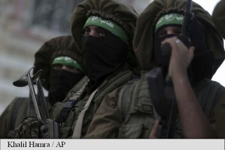 Armata israeliană ripostează la tiruri cu proiectile dinspre Fâșia Gaza. Foto: AP Photo