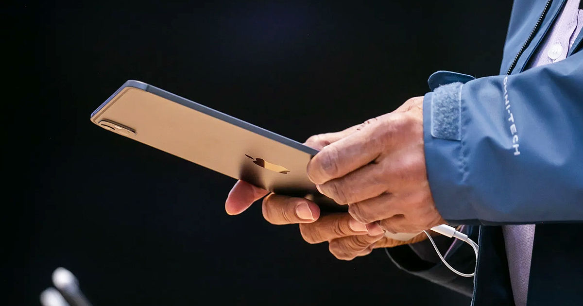 Bloomberg: Apple proiectează un iPad pliabil uriaș.