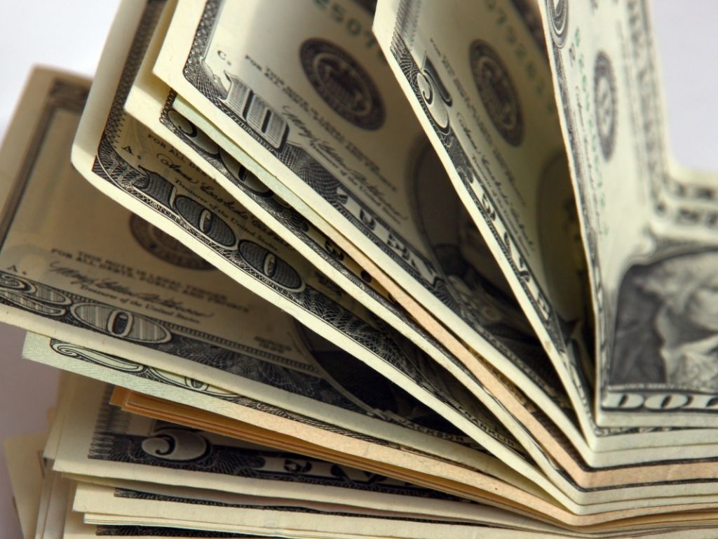 В некоторые месяцы руководители ряда госпредприятий получают на руки от $5 до $17 тыс.