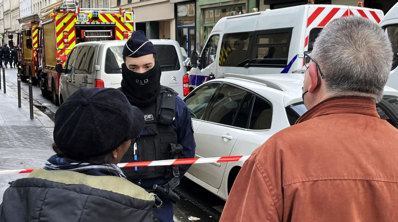 Подозреваемого в стрельбе в Париже перевели в психбольницу.