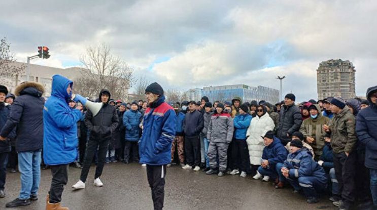 В Алма-Ате возобновились протесты.
