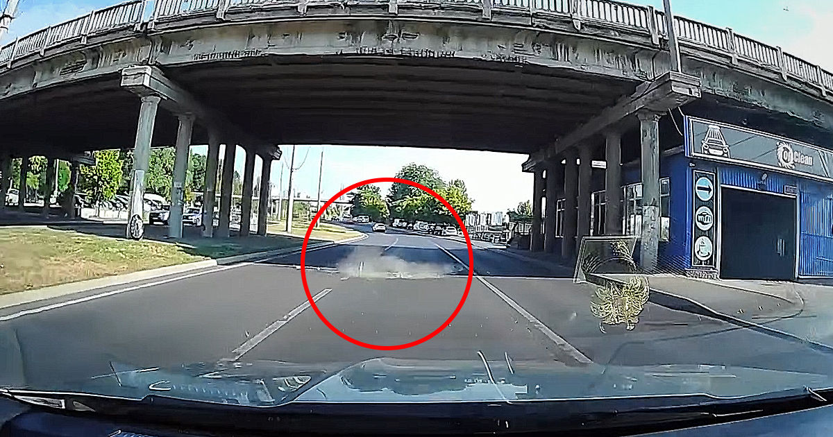 Momentul în care o bucată de beton dintr-un pod din Capitală se desprinde și cade pe carosabil.