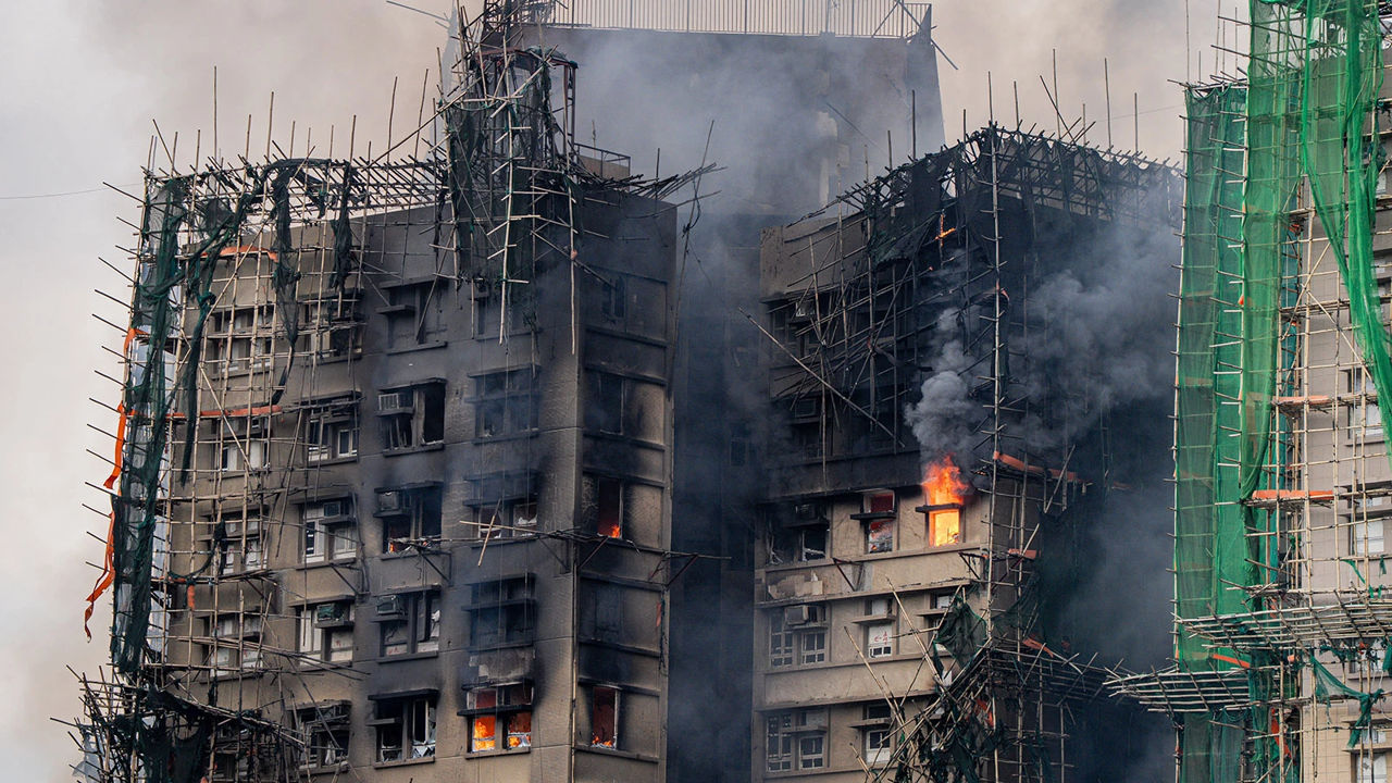 Incendiul dintr-un complex rezidențial din Hong Kong: Numărul morților a ajuns la 83 de persoane.
