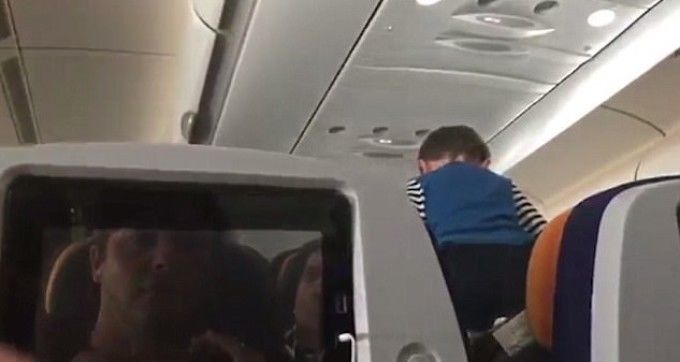 Pasageri traumatizați de țipetele unui copil pe durata unui zbor