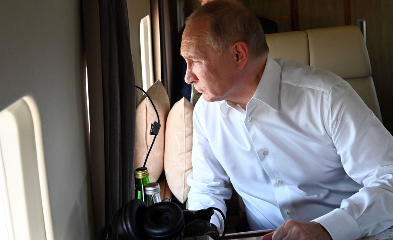 Военные РФ: Борт Путина был в эпицентре отражения атаки БПЛА.