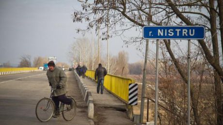 O femeie s-a aruncat astăzi dimineață de pe podul de peste râul Nistru de lângă Vadul lui Vodă.