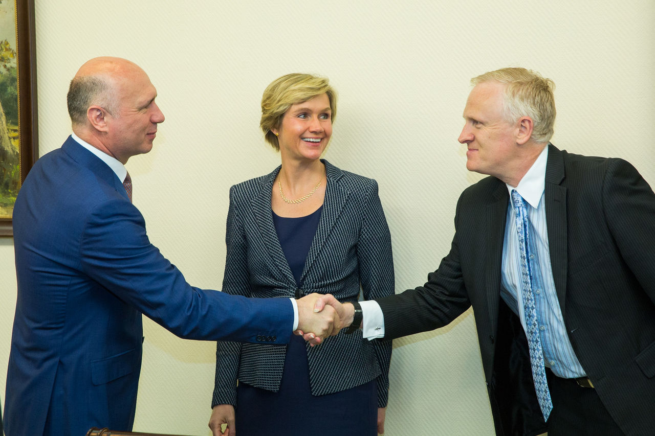 Noul șef al Oficiului Băncii Mondiale în Moldova a fost prezentat lui Filip de către directorul de țară al grupului. Foto: gov.md