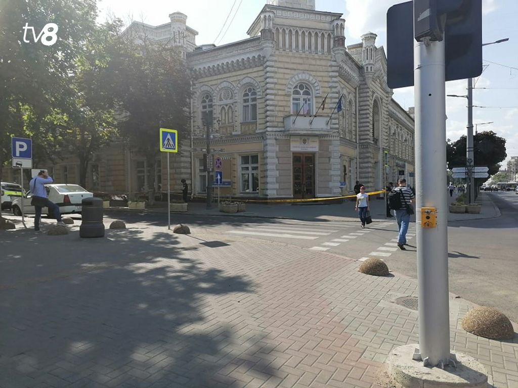 Поступило сообщение о взрывном устройстве в примэрии Кишинева.