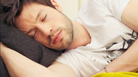 Fără melatonină, care are rolul de a te ameți până te adoarme, ai putea să stai treaz o noapte întreagă. Foto: collegetimes.com
