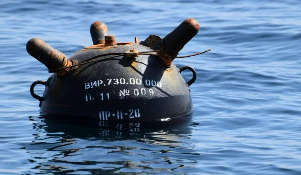 Румынский корабль попал на дрейфующую мину в Черном море.