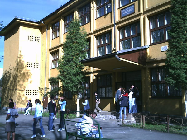 Drept urmare, școala din localitate s-a închis, iar elevii au fost transferați la liceul dintr-un sat vecin.