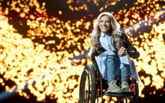 Julia Samoilova ar fi trebuit să reprezinte Rusia la Eurovision 2017 cu piesa „Flame is burning“. 
