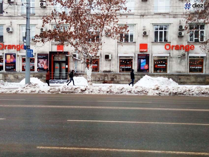 Кишиневские сугробы оказались лучшим антипарковчным средством.