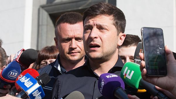 В Раде требуют перенести инаугурацию Зеленского из-за "гнилого воскресенья".