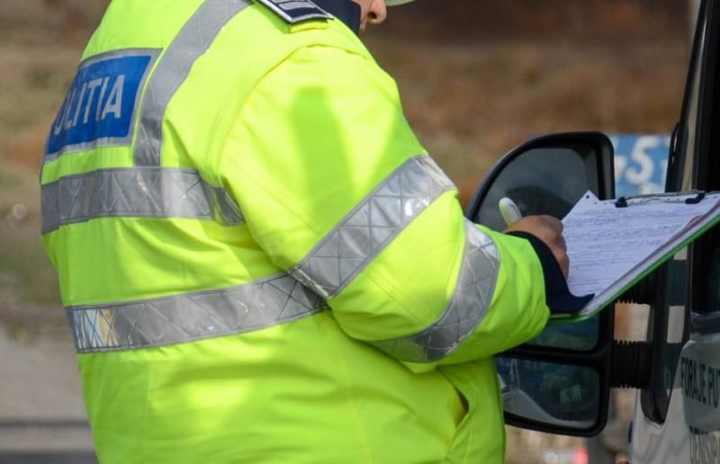 Poliţist reţinut după ce mai mult de un an a luat mită de la şoferi.