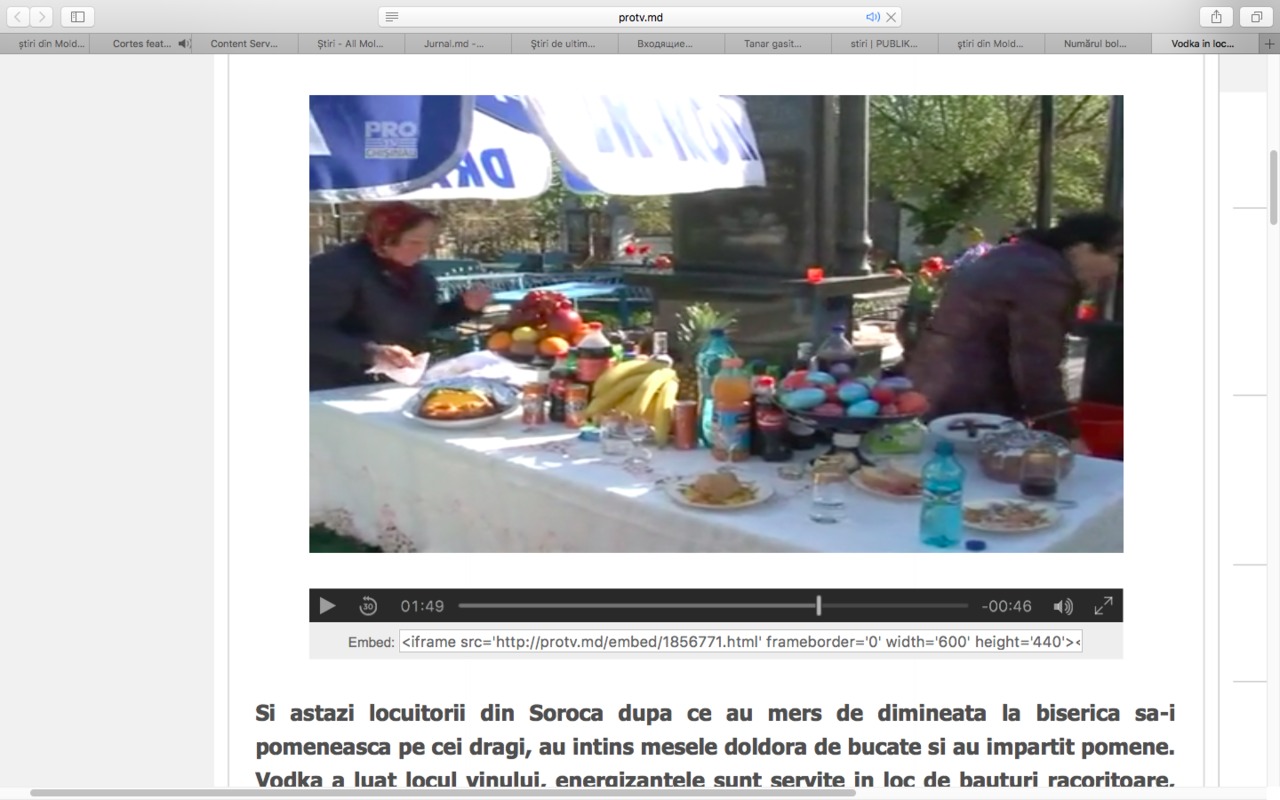 Oamenii au intins si astazi mese cu fel de fel de bucate aranjate in tacamuri de cristal, alaturi de morminte. 